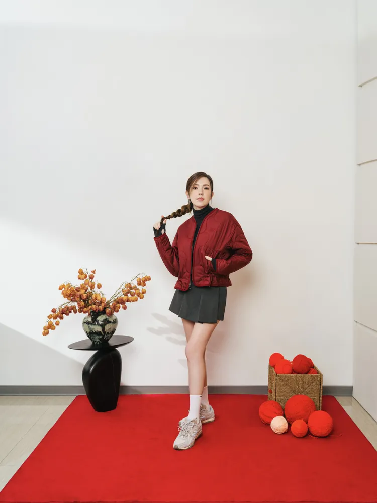 許瑋甯以紅色鋪棉外套穿出時髦春節氛圍。品牌提供