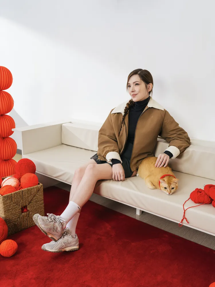 許瑋甯換上燈芯絨拼接細節的鋪棉外套同樣配上204L。品牌提供