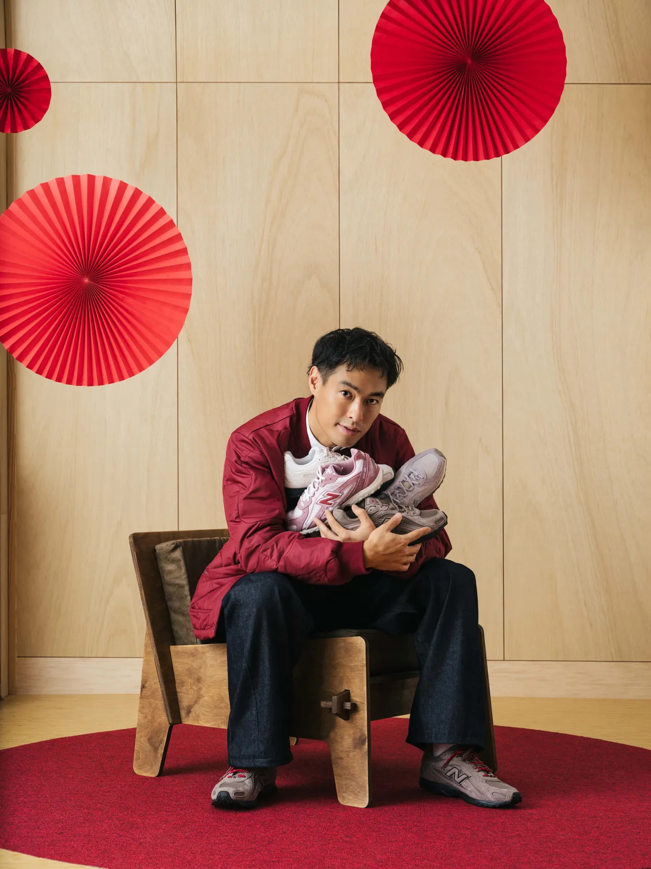 楊祐寧另也以SDS系列新年限定圓領鋪棉外套搭配大地棕204L鞋款。品牌提供