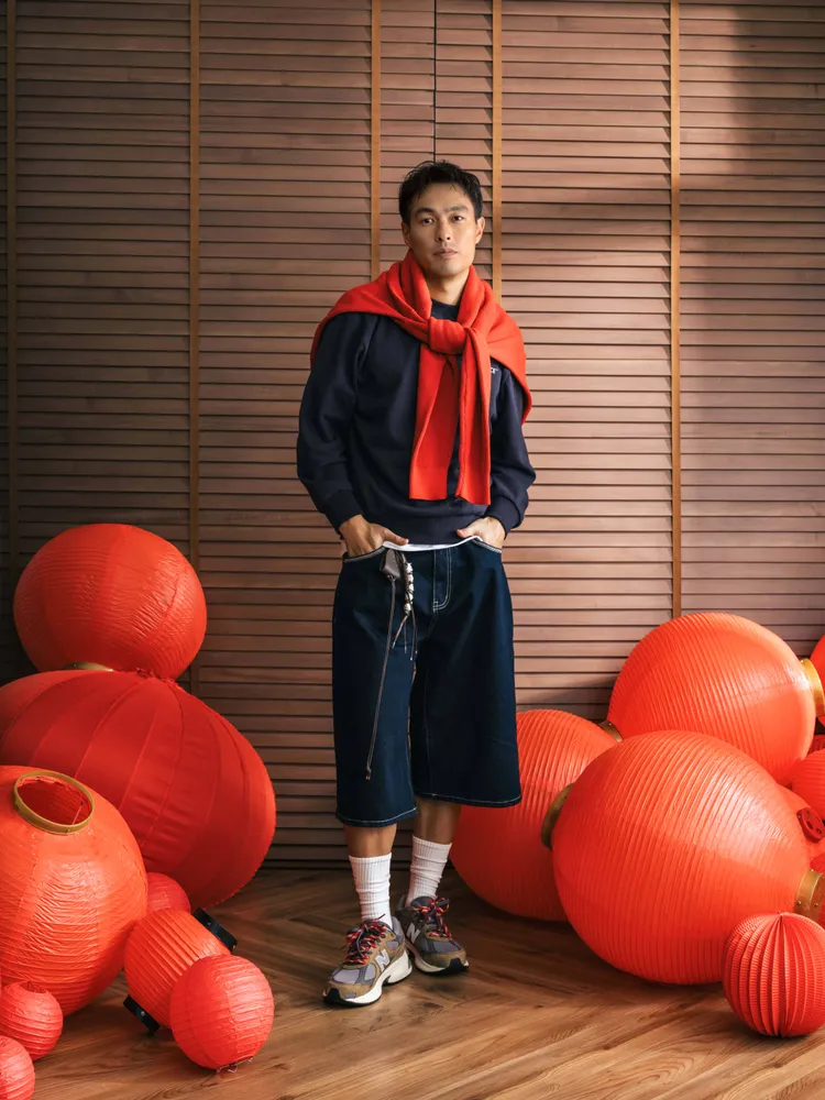 楊祐寧踩上馬年限定的「曠原棕」ABZORB 2010鞋款，腰間還點綴「快馬加鞭」馬年吊飾。品牌提供