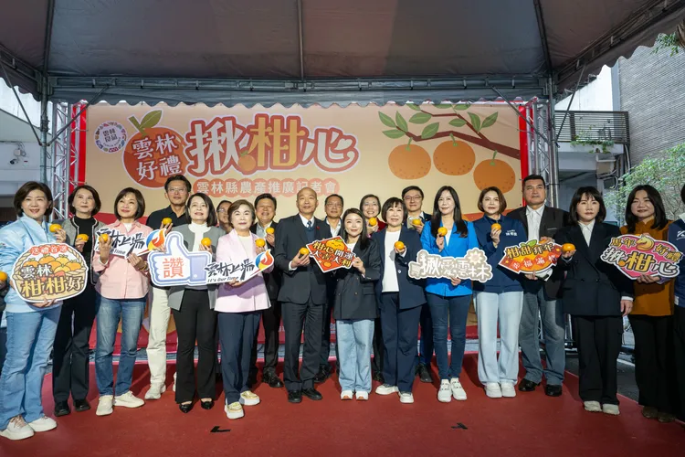 立法院院長韓國瑜昨天在黨籍立委傅崐萁、張嘉郡、許宇甄、陳菁徽、民政黨團總召黃國昌等立委陪同下，出席雲林縣農產推廣記者會。資料照，立法院提供