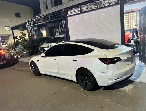 自小客車撞了特斯拉！看看就離去　警以肇逃開罰代價太大