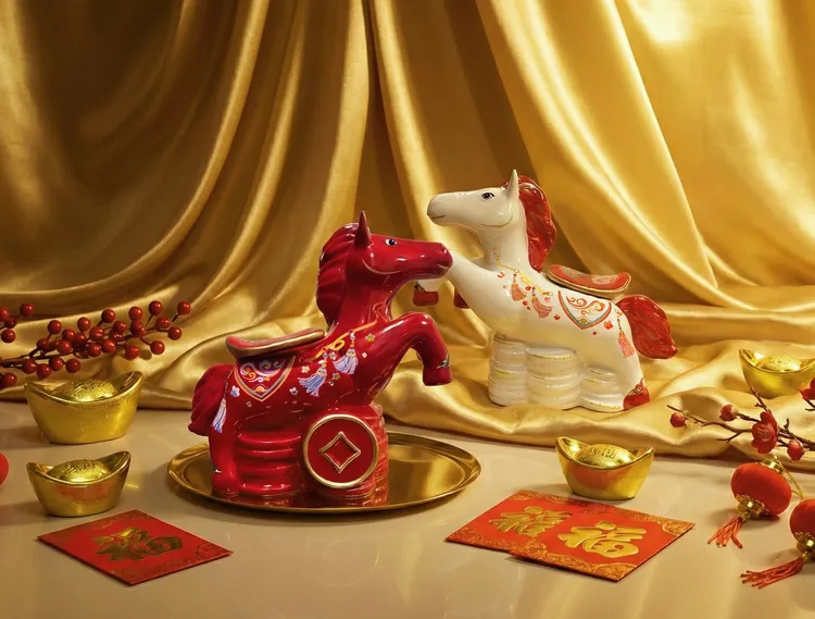 昇恆昌攜手鶯歌在地陶瓷窯廠歐文瓷推出馬年限定「立馬探吉」生肖瓷罐禮盒，禮盒內甜點與台灣更生保護協會輔導的甜點廠商合作，結合地方創生與社會關懷，展現企業與送禮人的公益精神。昇恆昌提供