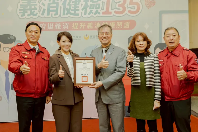 高虹安頒發感謝奬予祐民醫院。新竹市府提供