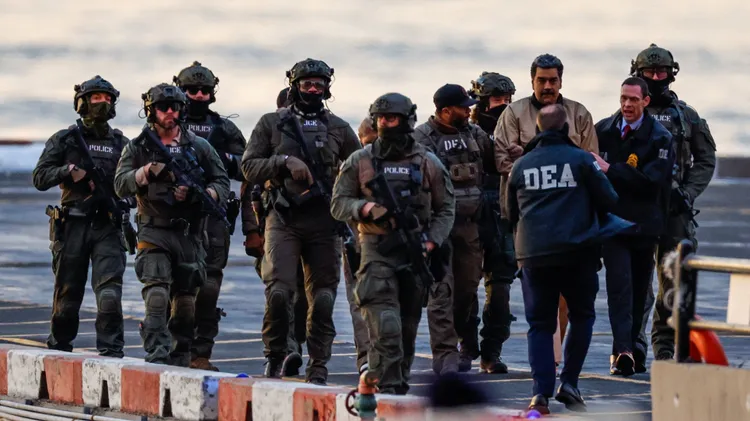 美國出動大批警力戒護馬杜洛出庭。路透