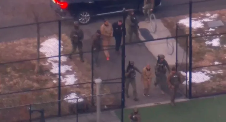 媒體從馬杜洛與妻子步出拘留中心就一路跟拍。路透