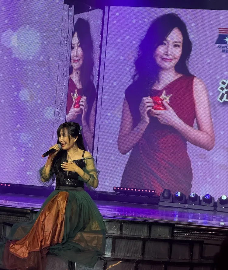 民歌美魔女于台煙登船演出，加碼贈送了小禮物給旅客。麗星郵輪提供