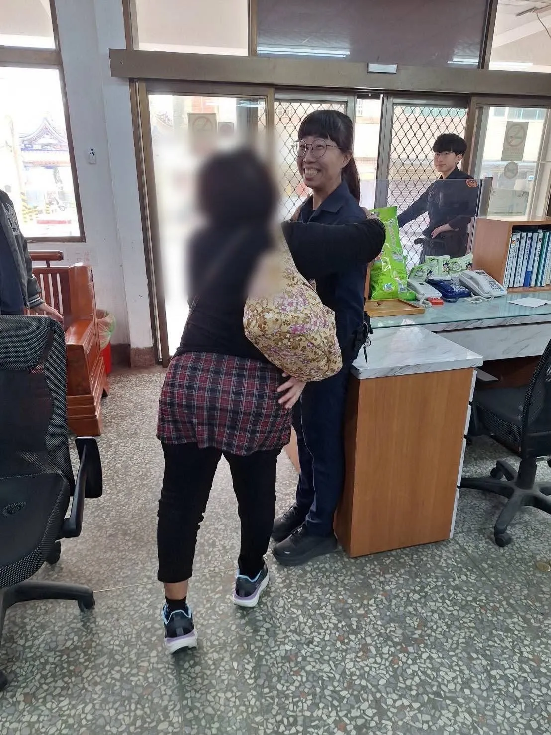 臺西警方向婦人解釋詐團手法。翻攝畫面