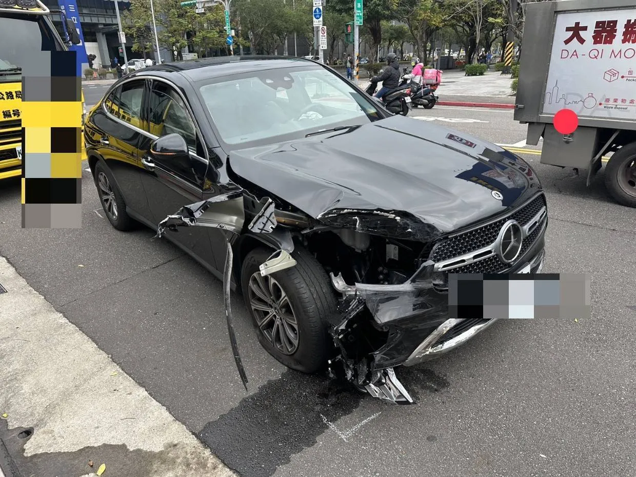 黑色賓士右車頭撞上左轉的SMART小車，所幸雙方駕駛都無受傷、亦無酒駕，不過車頭毀損嚴重。翻攝畫面