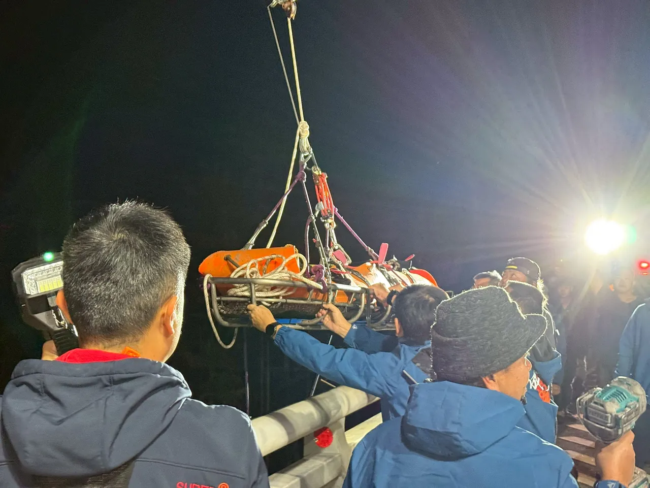 墜橋下的高中生獲救所幸意識清醒。消防局提供