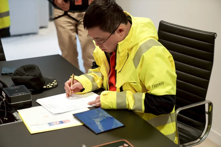 Galaxy Z TriFold完全展開後進入全螢幕狀態，10吋三摺螢幕提供接近平板的顯示空間，無論瀏覽內容或進行多工操作，都能更完整呈現畫面資訊。星宇航空提供