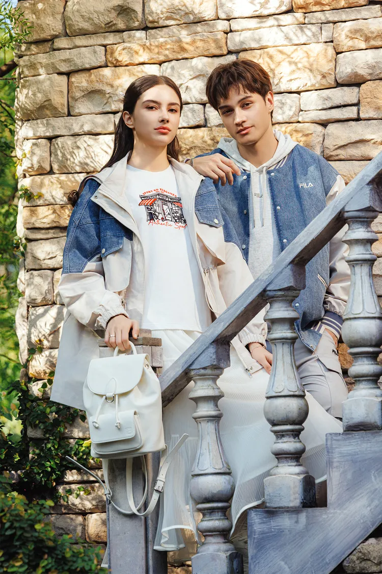 早春系列透過異材質拼接工藝與懷舊感配色讓運動美學走進日常。品牌提供