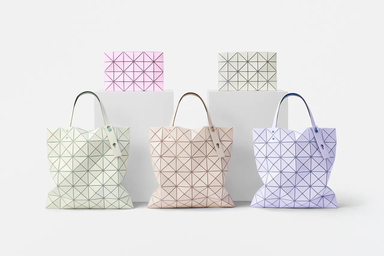 BAO BAO ISSEY MIYAKE LUCENT W COLOR托特包采用双面双色设计，各1万3600元。品牌提供