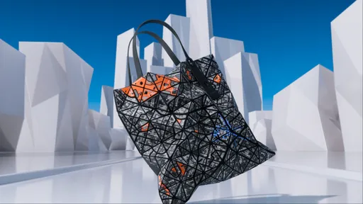 三宅一生BAO BAO把包包變地圖　雙色托特包輕鬆變換時尚