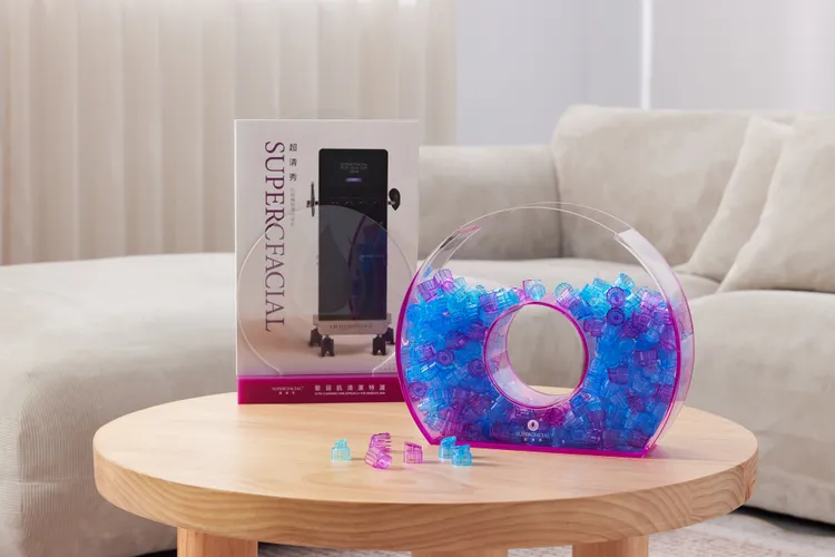 來自英國的 SUPERCFACIAL 超清秀，設備定位為溫和型日常保養儀器，作為例行肌膚清潔與保養使用。