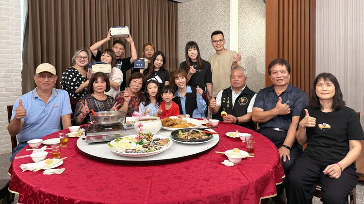 蘇宥蓉（中）因為演出活動常與宮廟結緣，和受訪家庭成員的王城也曾有過幾面之緣。公視提