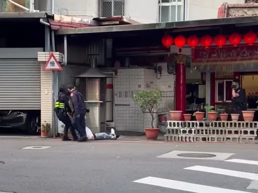 醉男求神卻發酒瘋大鬧宮廟　毀神案破壞虎爺！警到場「拖」回派出所