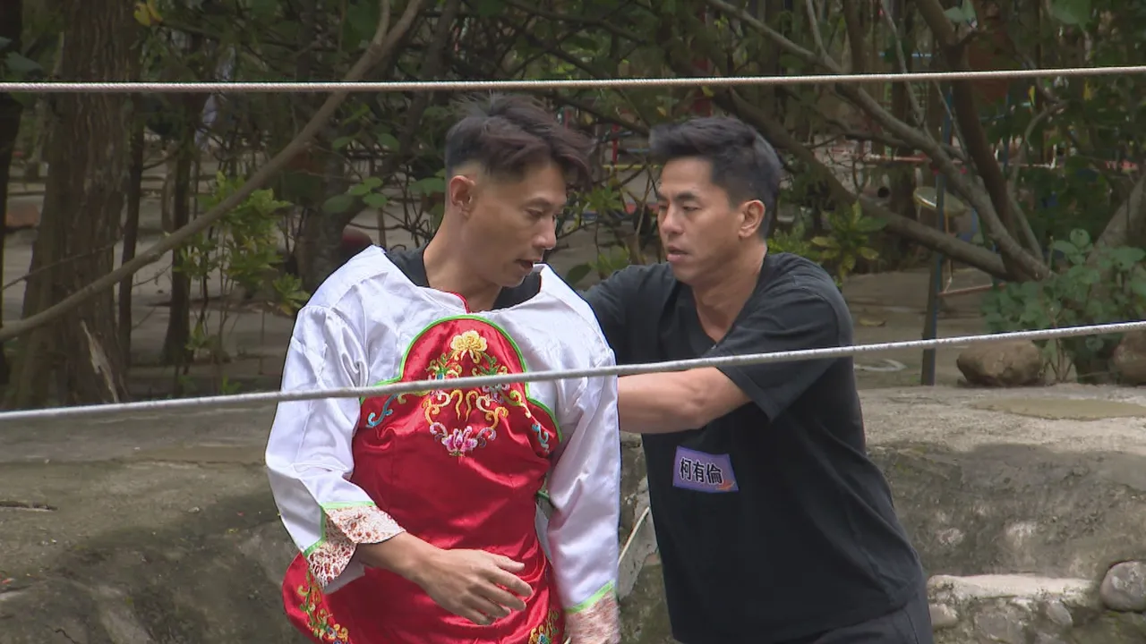 彭小刀（左）、柯有倫玩遊戲。綜藝玩很大提供