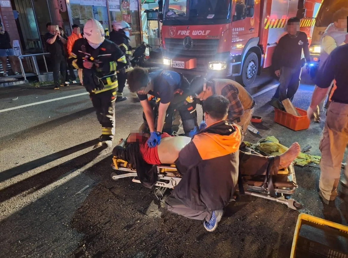 警消赶赴现场抢救受困车内伤者。台东县消防局提供