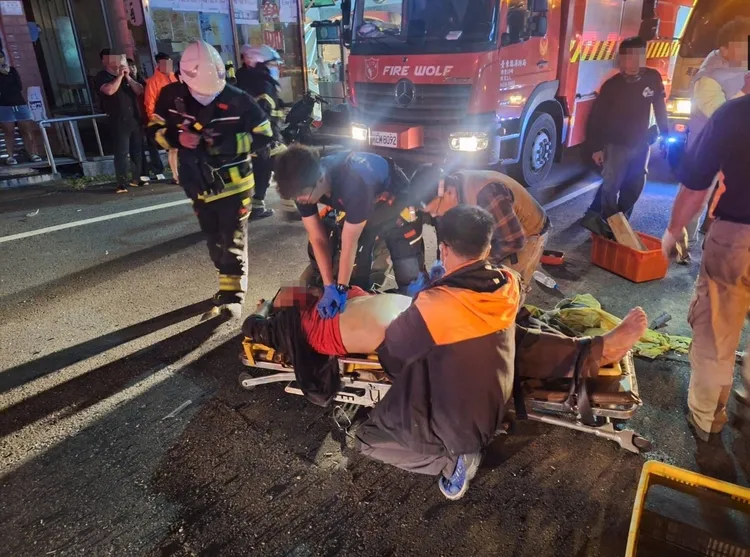 警消趕赴現場搶救受困車內傷者。台東縣消防局提供