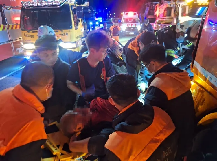 71歲駕駛受困車內獲救緊急送醫。台東縣消防局提供