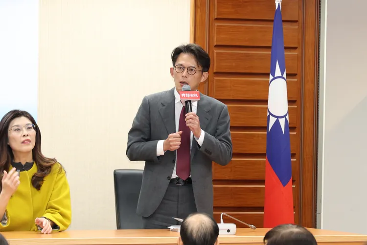 中廣前董事長趙少康今（20日）在立法院舉辦《七十少年：趙少康的時代現場》新書發表會。莊宗達攝