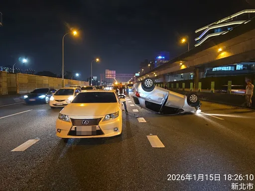 國1汐止段5車連環撞！三寶駕駛「鬼切變車道」　後車碰撞飛起翻覆釀1傷