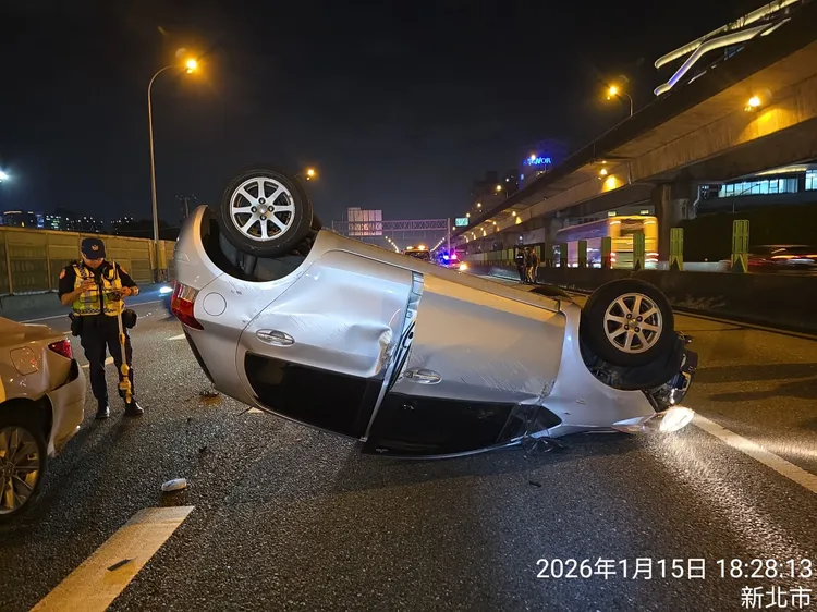 77歲王女車輛翻覆，幸運僅輕傷。翻攝畫面