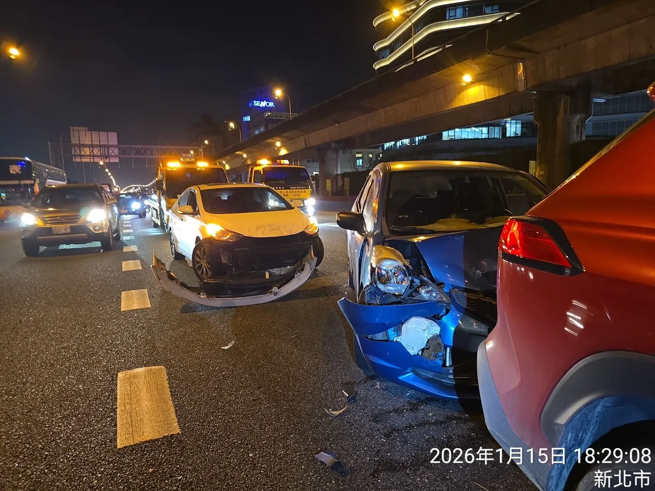 陳男變換車道不慎撞擊1車後，再拉回連撞2車。翻攝畫面