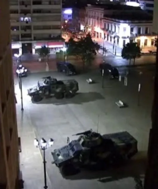 總統府外的裝甲車。翻攝自X