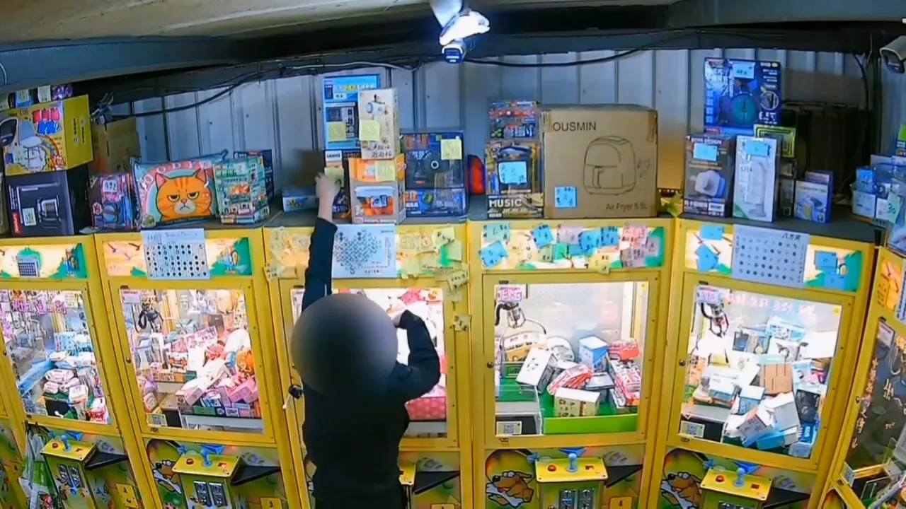 嫌犯偷竊店內物品都被錄下身影。翻攝畫面