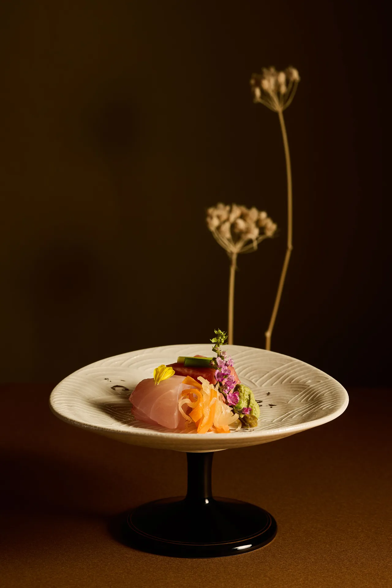 黑鮪與真鯛向付，展現生魚技法對比。業者提供