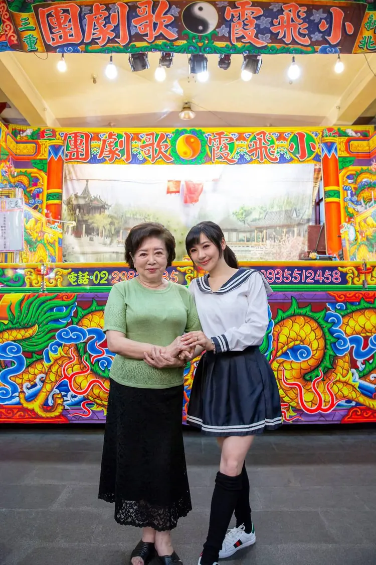 紫君與陳淑芳關心著彼此。欣代唱片提供