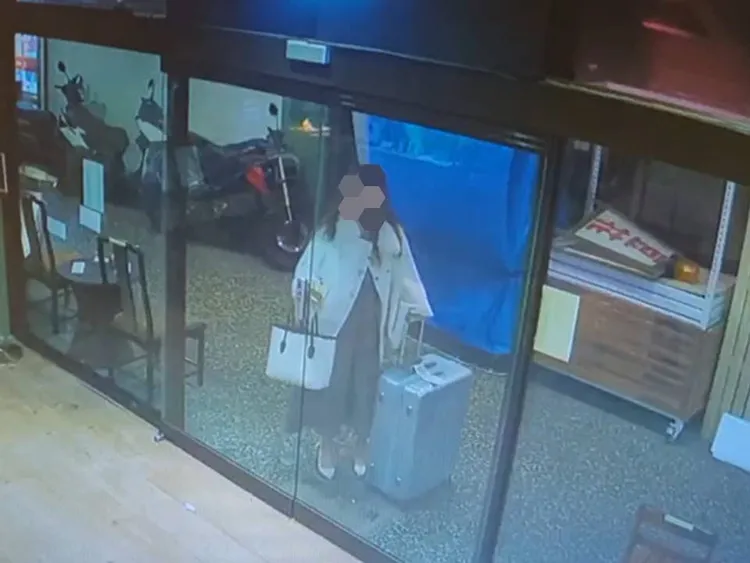 詹女打扮亮眼拖著行李箱提款。桃園警分局提供