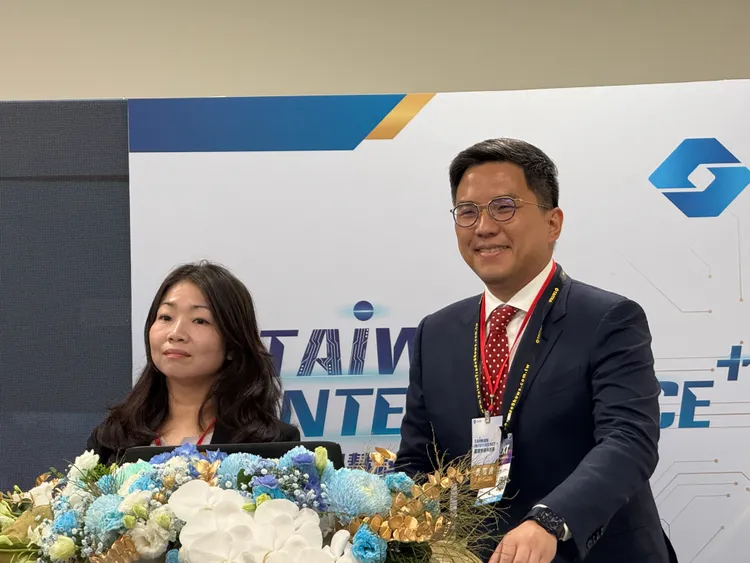 創見業務副總經理陳柏壽（右）與財務長紀文惠（左）。呂承哲攝