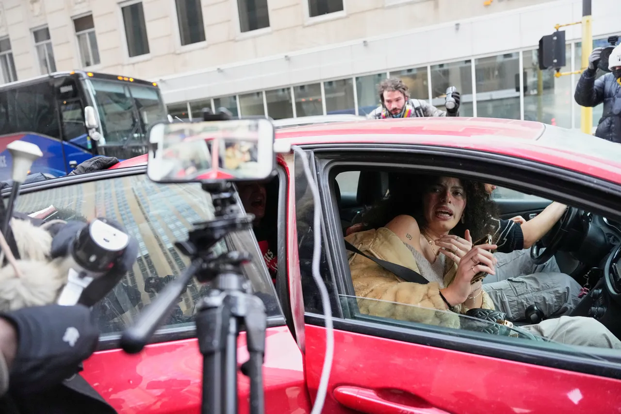 朗恩要離開時，民眾包圍車輛，嚇得朗恩的助理花容失色。美聯社