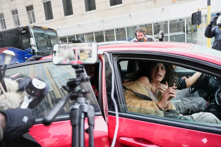 朗恩要離開時，民眾包圍車輛，嚇得朗恩的助理花容失色。美聯社