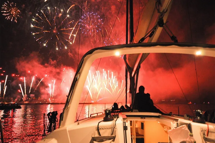 「海上賞花火體驗」從海上仰望花火更顯震撼。易遊網提供
