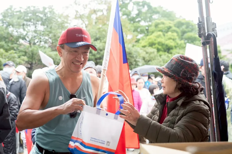 參與民眾用熱情來對抗低溫，祝賀國運昌隆，未來一定會更好。服務處提供