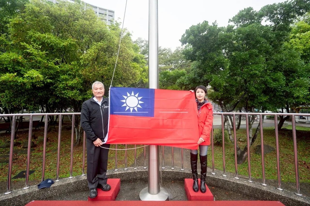 林口115年元旦升旗由新北议员蔡淑君与竹林山观音寺董事长蔡煌明担任升旗手。服务处提供