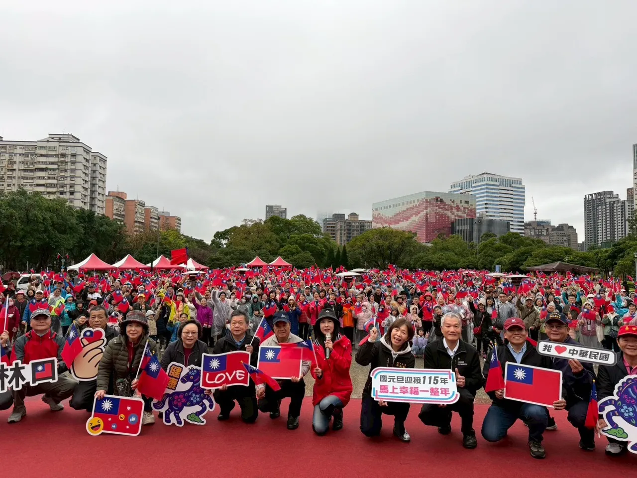 众人一起高唱国歌、国旗歌，林口社区运动公园旗海飘扬，浓浓的爱国情怀。服务处提供