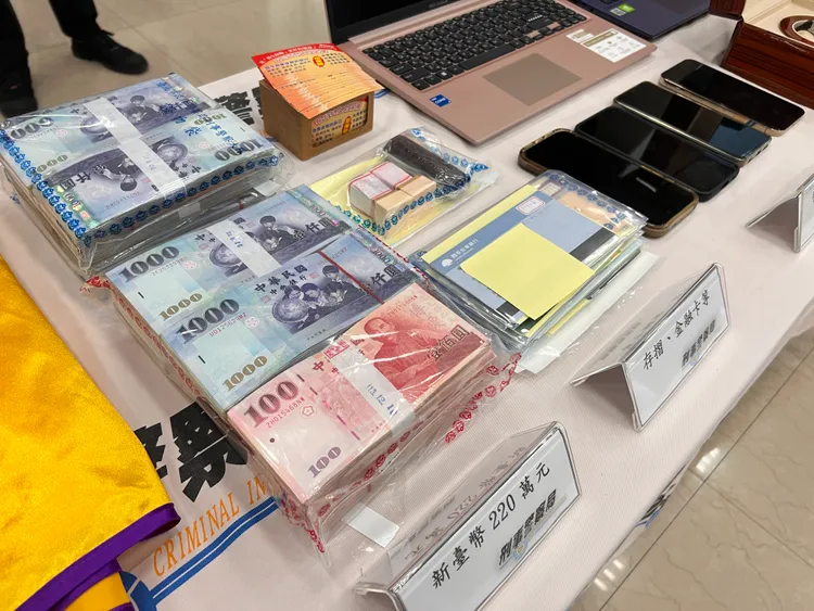警方查獲現金等證物。翻攝畫面