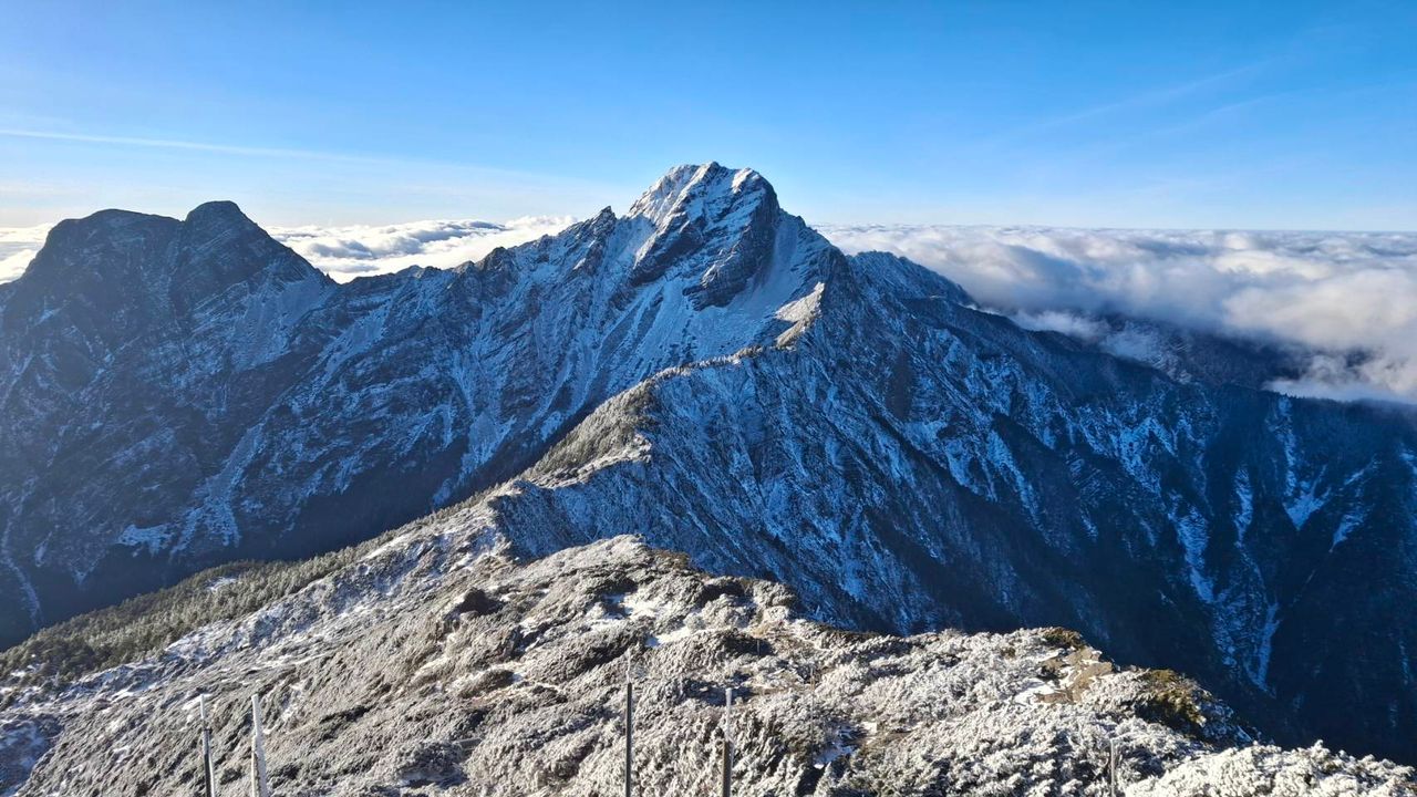寒流發威!玉山持續白雪覆蓋 今2500公尺高山有降雪機率