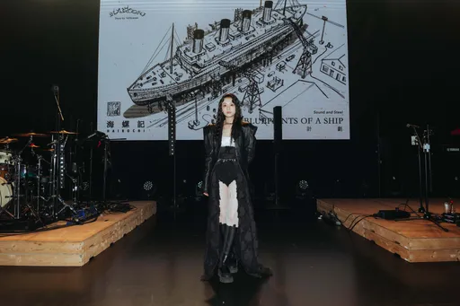 國民女友皮革馬甲開唱正翻　「傻子與白痴」主唱口誤全場爆笑