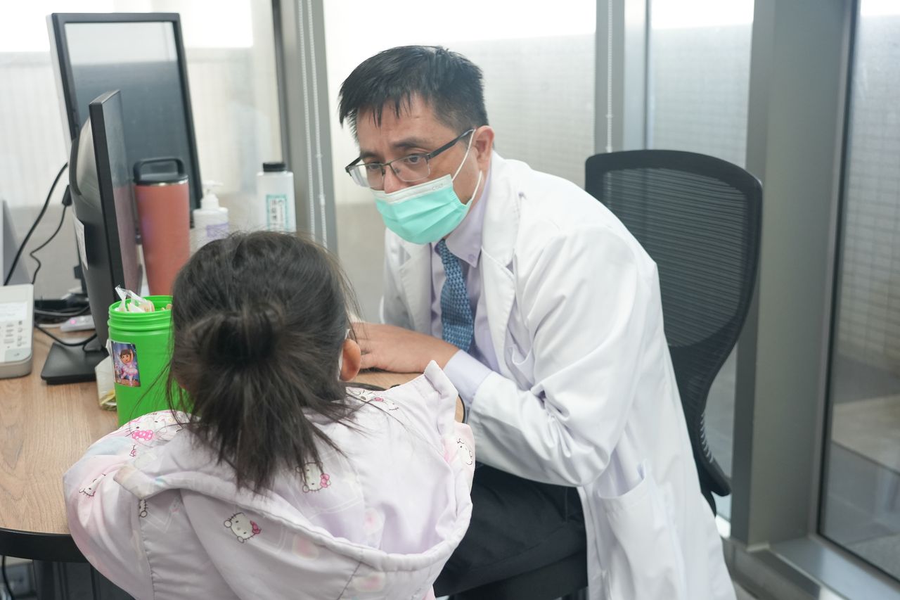 電子白板惹禍?9歲童看黑字變綠字、白牆冒彩光 醫揪視覺異常