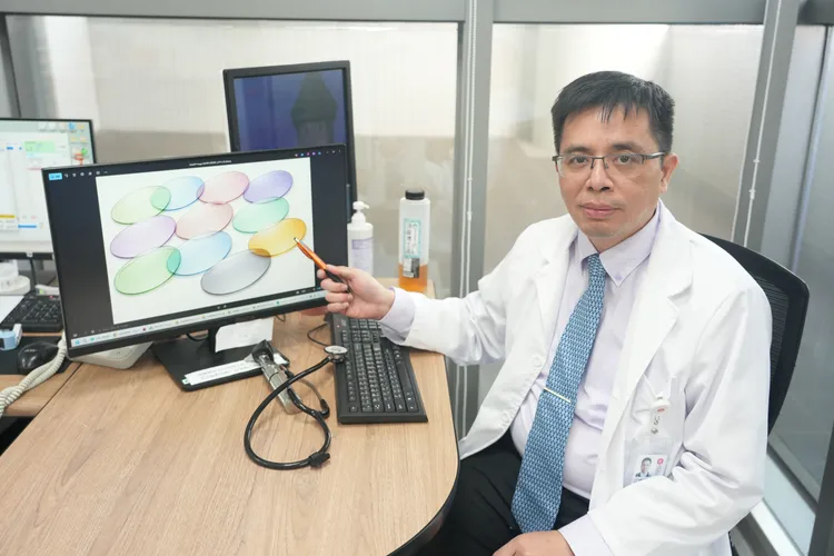 江國樑醫師說，Irlen症候群可透過配戴濾光眼鏡或色片，減少刺激性光線、改善不適。光田醫院提供