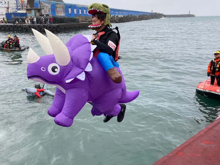 百人淨港活動參與民眾裝扮道具變化多端，成為活動矚目焦點之一。公所提供