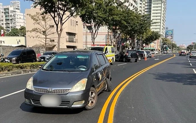 郭男酒駕過彎時撞對向2車，造成2人輕傷，依公共危險罪移送。翻攝畫面