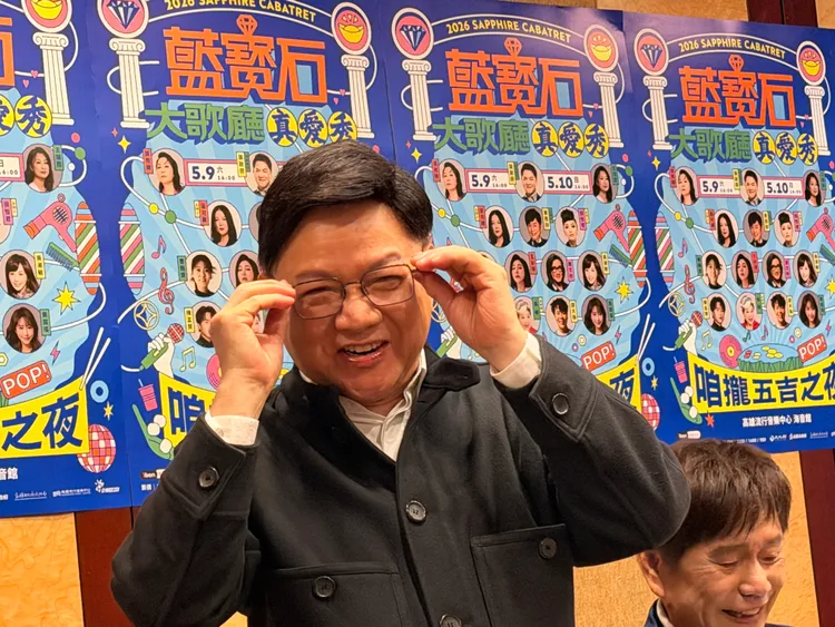 葉啟田戴上老花眼鏡受訪。林丞偉攝