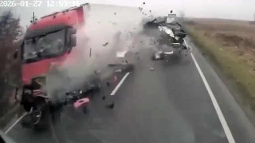 影片｜球迷逆向超車趕比賽「對撞卡車7死」　小車粉碎乘客全抛飛